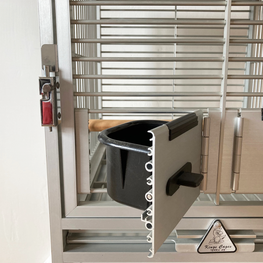 Výklopná krmítka a bezpečnostní zámek