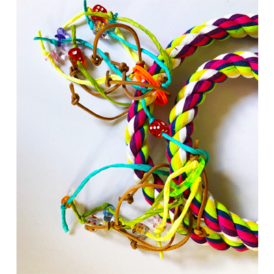 Pružina XL s hračkami, papírovými provázky a kůžemi, délka 290 cm
