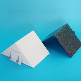 Lakovaná stříška nad kalíšek zabraňuje vyhazování krmiva