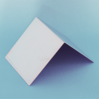 Nerezová stříška nad kalíšek zabraňuje vyhazování krmiva